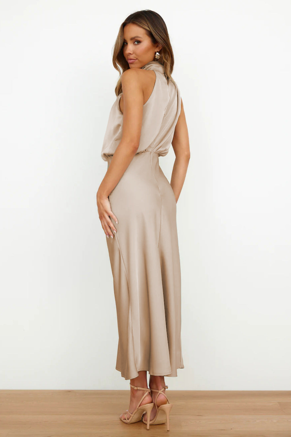 Tyra | Elegantti iltapuku, jossa on halterneck